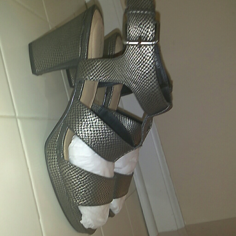 Shoes - Picture 2 of 4